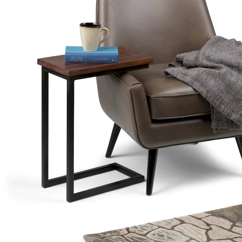 Table d'appoint industrielle en C avec piètement luge en métal et plateau en bois