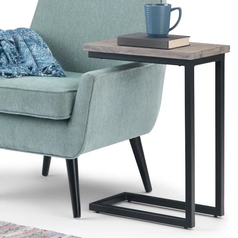 Table d'appoint industrielle en C avec piètement luge en métal et plateau en bois