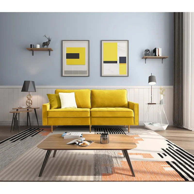 Canapé moderne en velours avec pieds en métal doré et coussins décoratifs