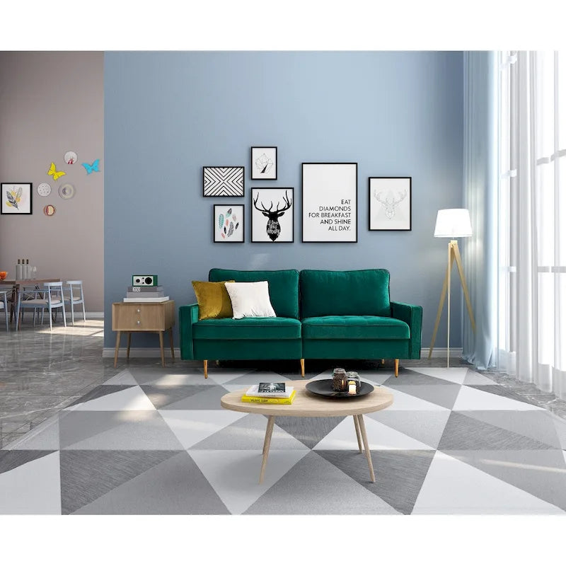 Canapé moderne en velours avec pieds en métal doré et coussins décoratifs