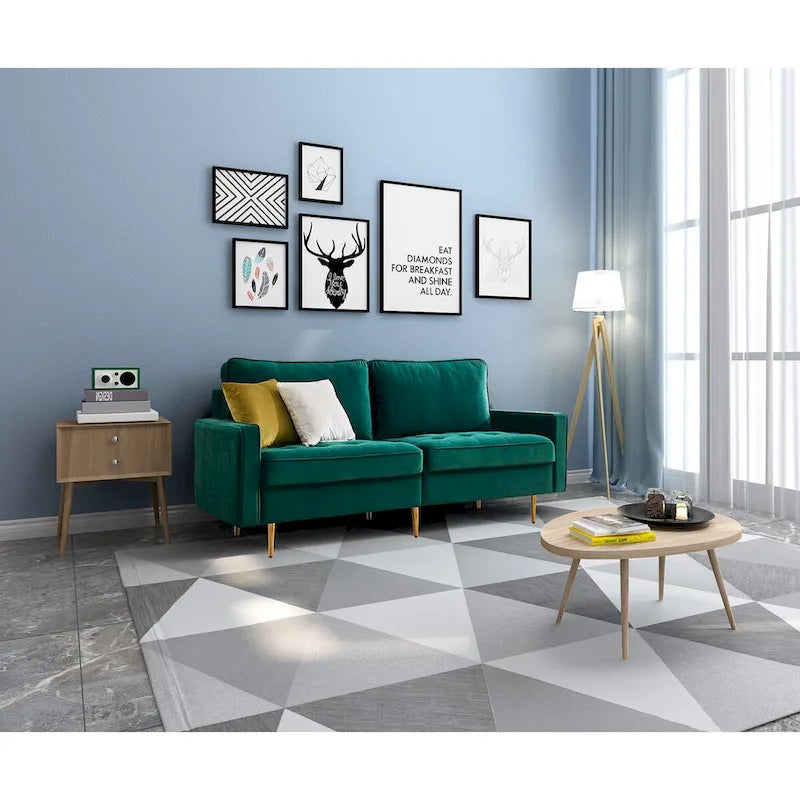Canapé moderne en velours avec pieds en métal doré et coussins décoratifs