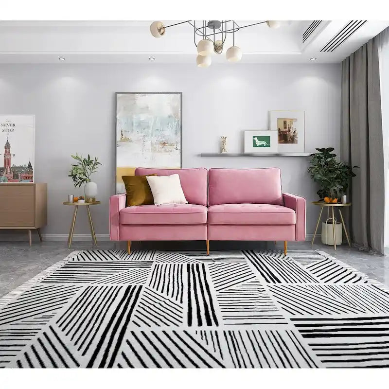 Canapé moderne en velours avec pieds en métal doré et coussins décoratifs