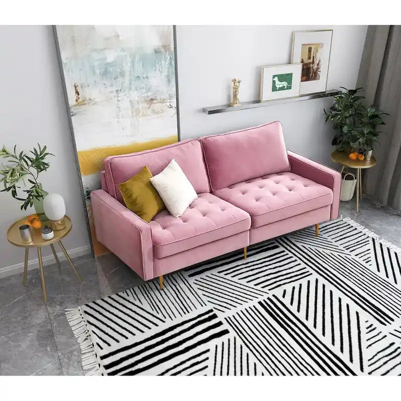Canapé moderne en velours avec pieds en métal doré et coussins décoratifs