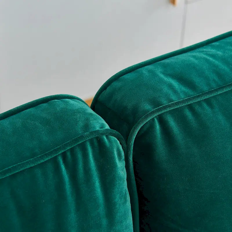 Canapé moderne en velours avec pieds en métal doré et coussins décoratifs
