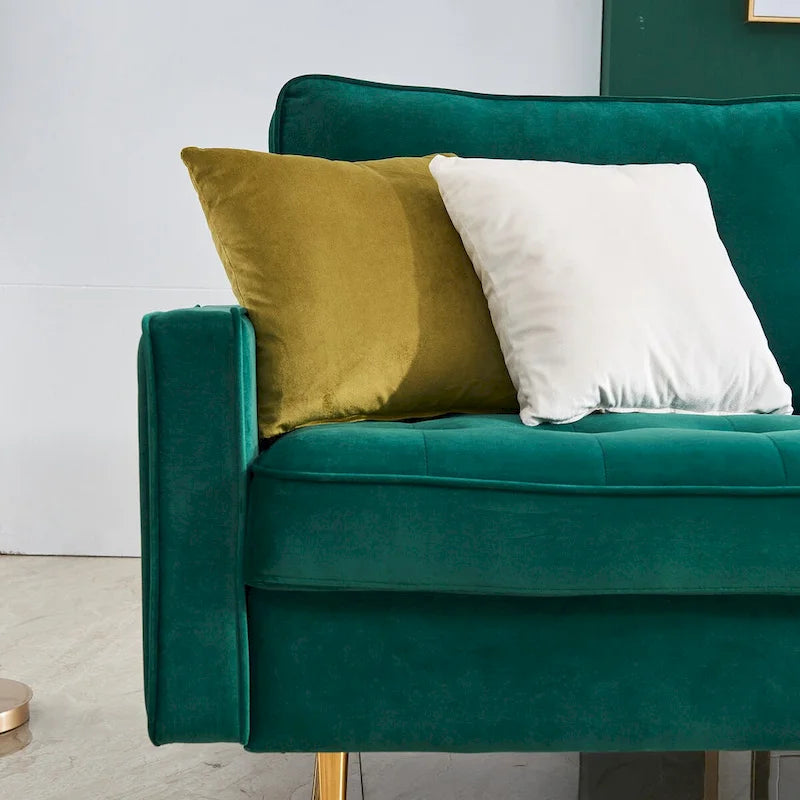 Canapé moderne en velours avec pieds en métal doré et coussins décoratifs