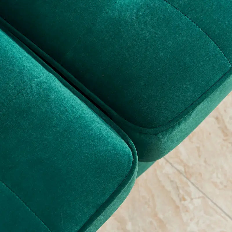 Canapé moderne en velours avec pieds en métal doré et coussins décoratifs