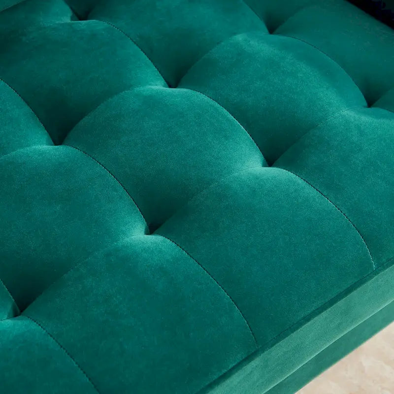 Canapé moderne en velours avec pieds en métal doré et coussins décoratifs