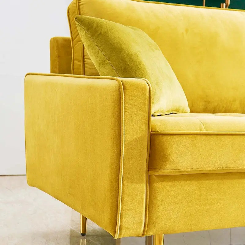 Canapé moderne en velours avec pieds en métal doré et coussins décoratifs