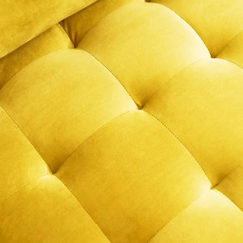 Canapé moderne en velours avec pieds en métal doré et coussins décoratifs