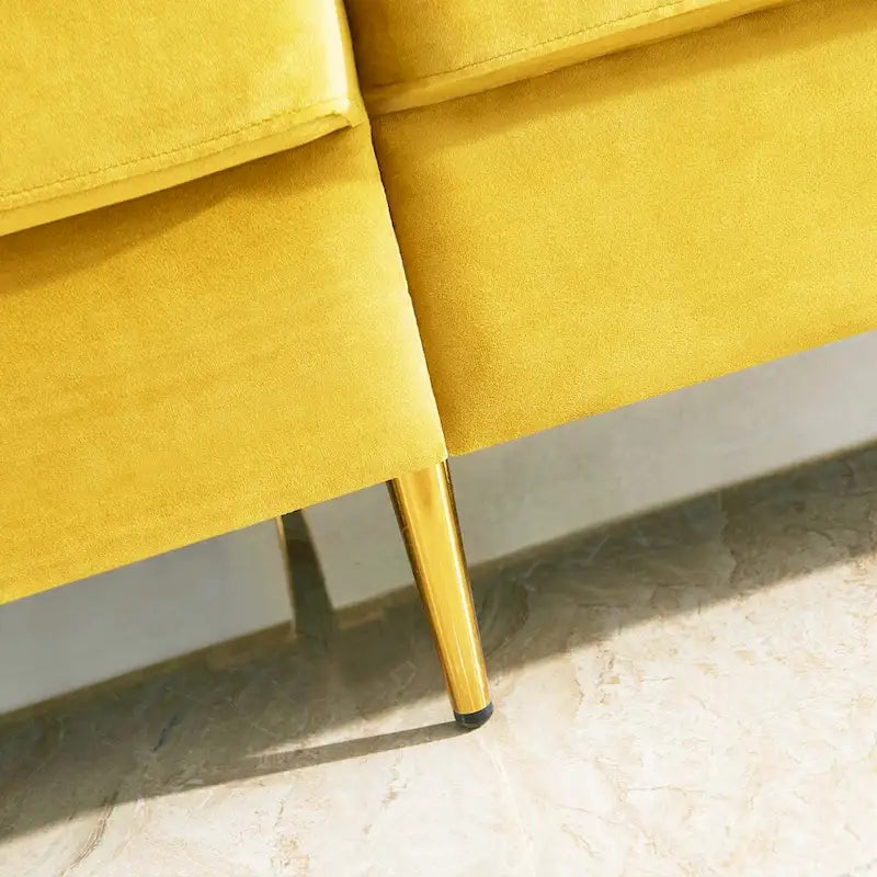 Canapé moderne en velours avec pieds en métal doré et coussins décoratifs