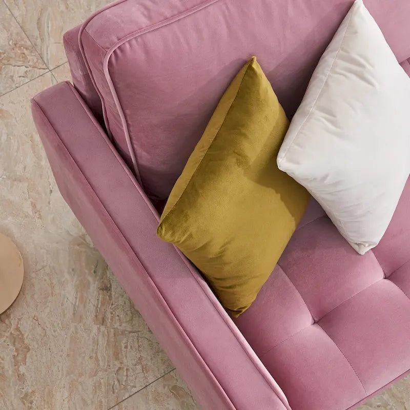 Canapé moderne en velours avec pieds en métal doré et coussins décoratifs