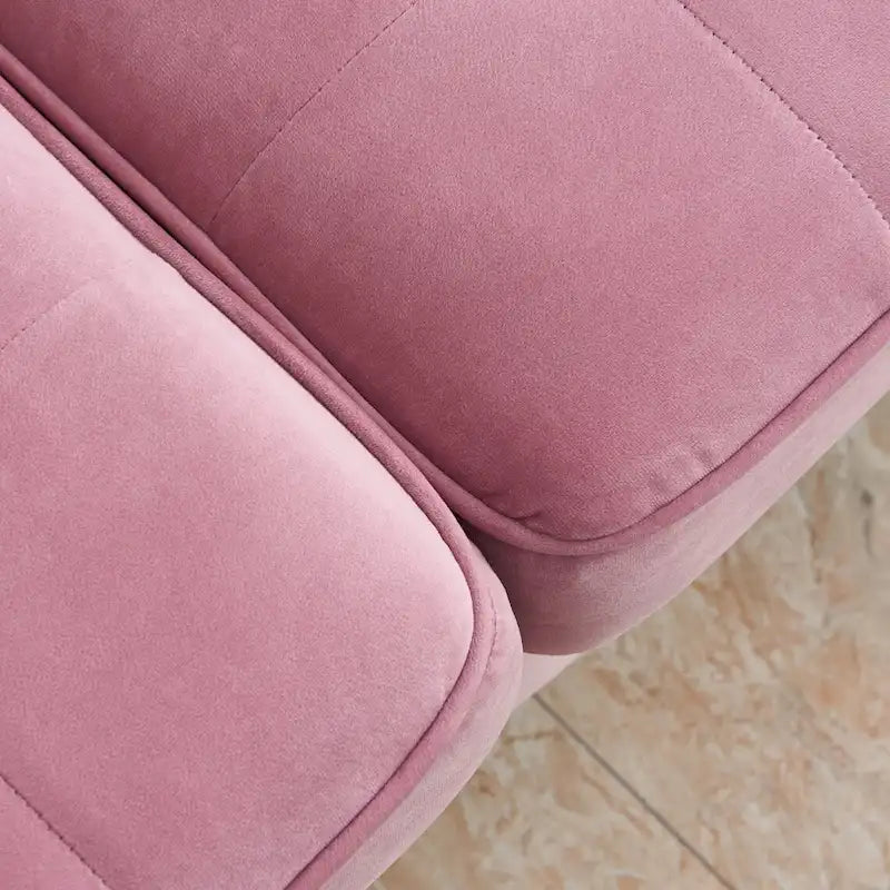 Canapé moderne en velours avec pieds en métal doré et coussins décoratifs