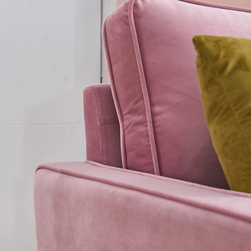 Canapé moderne en velours avec pieds en métal doré et coussins décoratifs