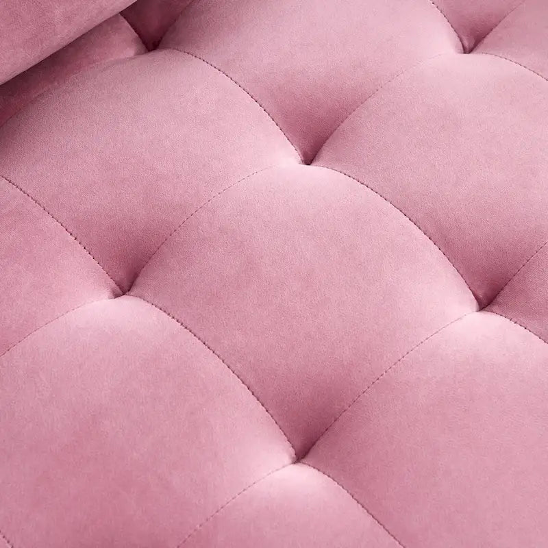 Canapé moderne en velours avec pieds en métal doré et coussins décoratifs