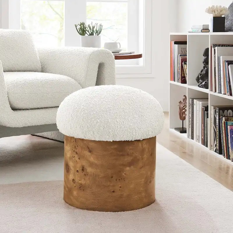 Pouf rond bouclé champignon ivoire, piètement en loupe de bois.