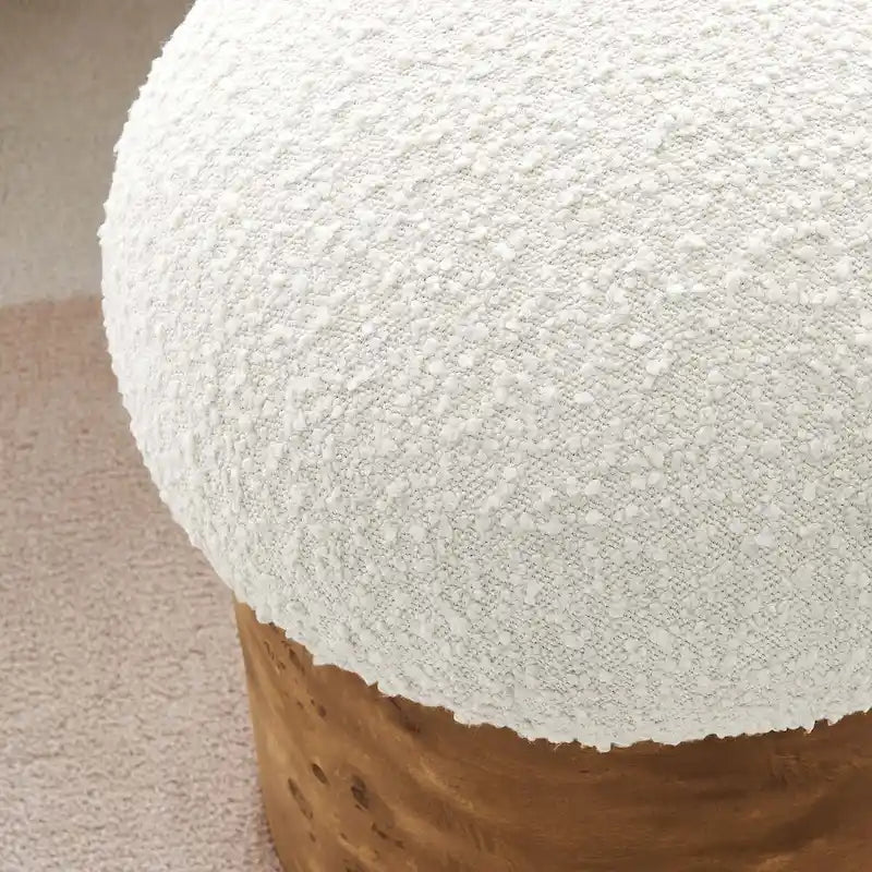 Pouf rond bouclé champignon ivoire, piètement en loupe de bois.
