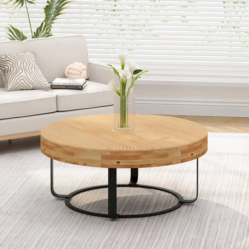 Table basse ronde en pin sculpté avec piètement en anneau en métal noir