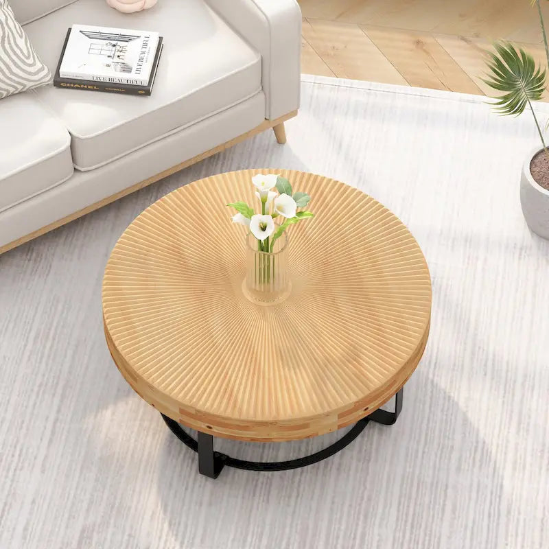 Table basse ronde en pin sculpté avec piètement en anneau en métal noir