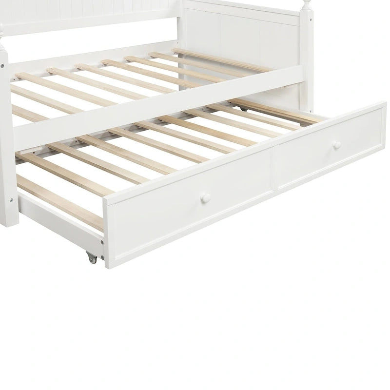 Lit de repos simple en bois blanc avec panneaux à lattes et embouts tournés