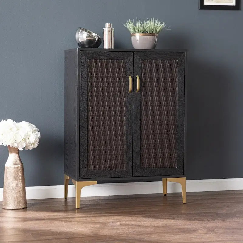 Bar avec double porte, rangement pour le vin et façade en similicuir tressé noir et or