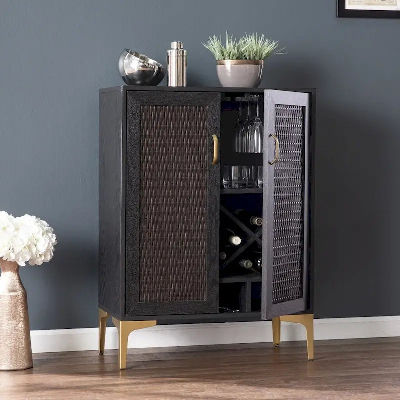 Bar avec double porte, rangement pour le vin et façade en similicuir tressé noir et or